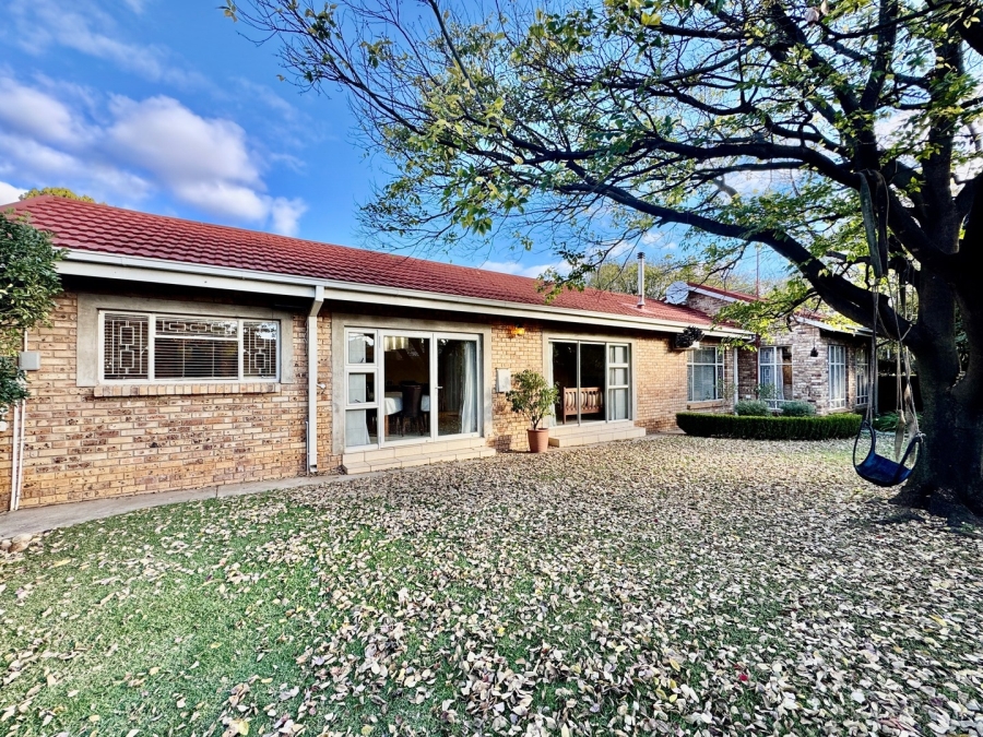 5 Bedroom Property for Sale in Van Der Hoff Park North West